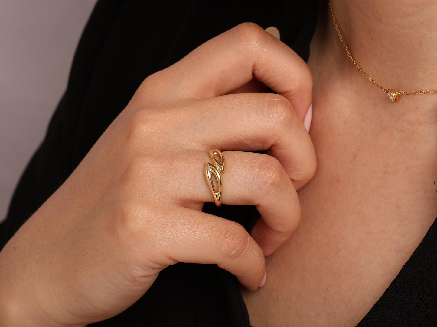 Solid 14K Gold Ring with Linked Chain Design, Chic, Modern, and Lightweight Jewelry for Daily Elegance, Minimalist Dainty Chain Design
