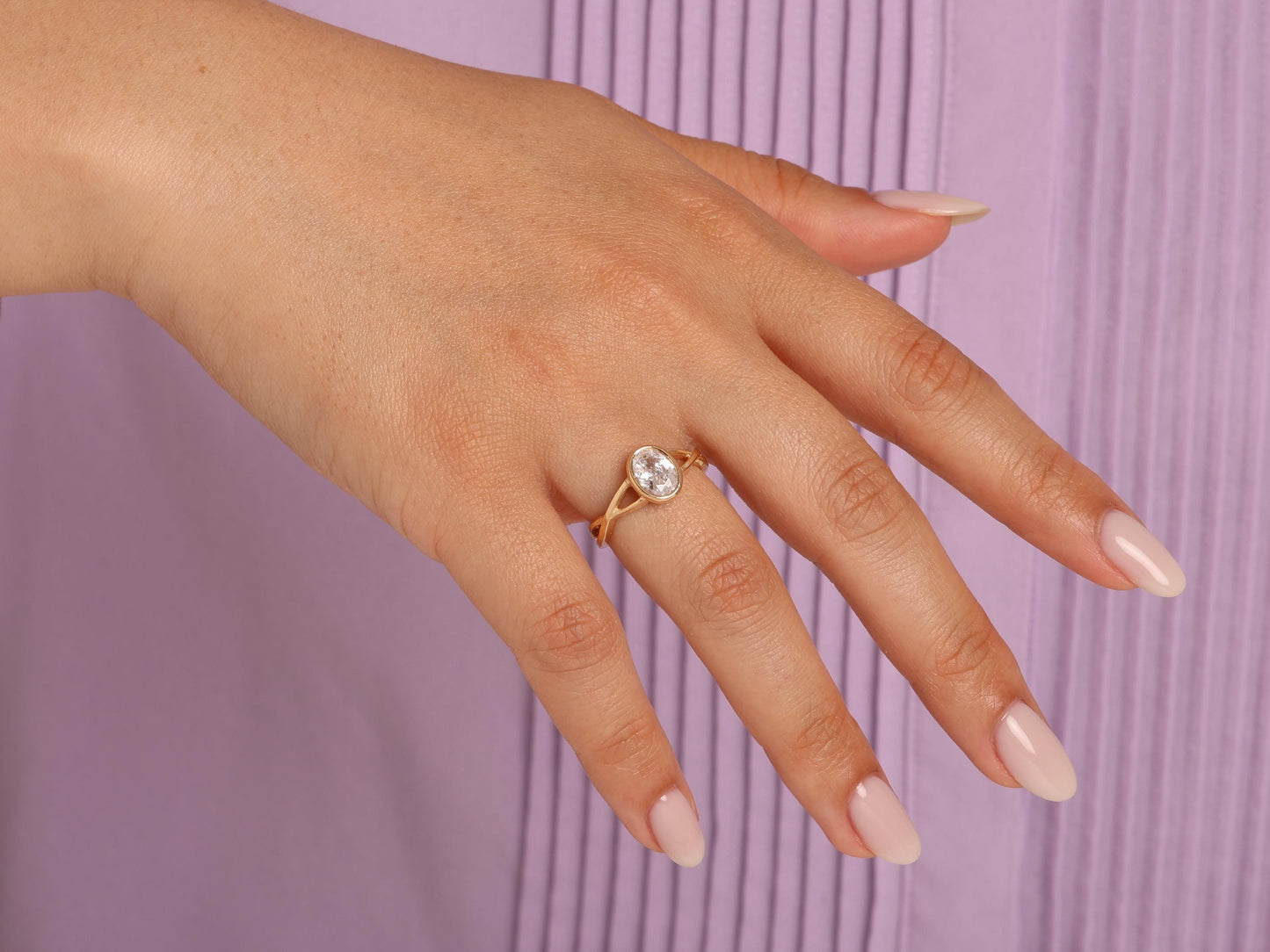 14K Gold Oval Diamond Ring – Twisted Bezel-Set Lab Grown Stone in Solid Gold, Elegant Modern Band for Everyday Wear and Meaningful Gifts