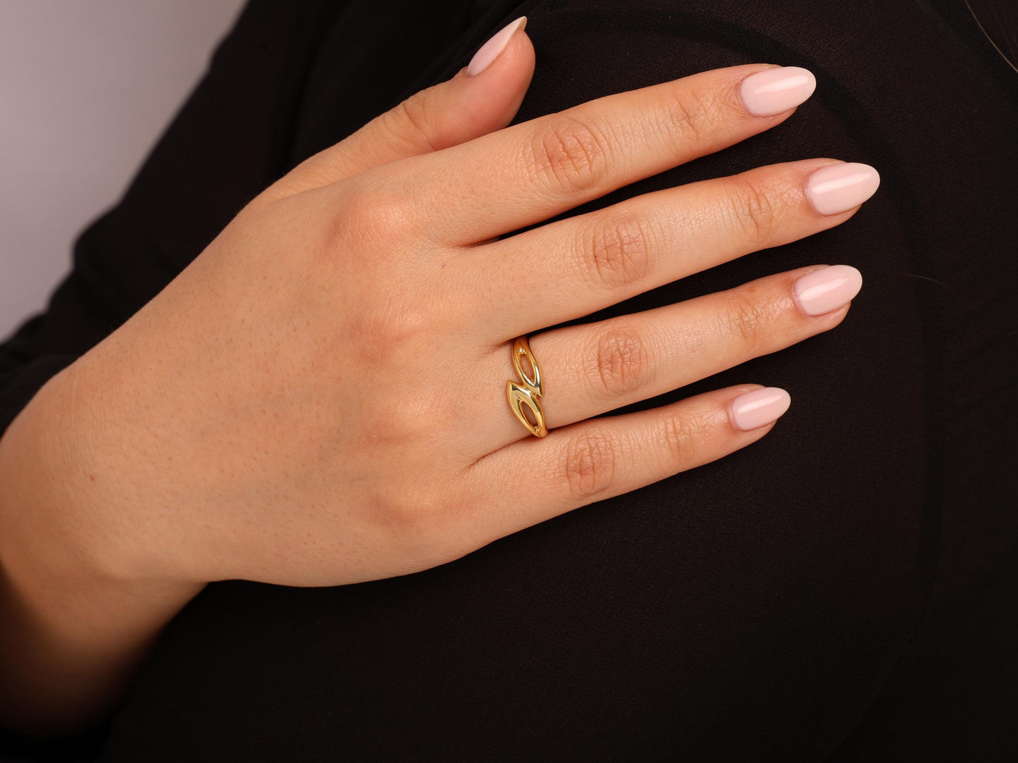 Solid 14K Gold Ring with Linked Chain Design, Chic, Modern, and Lightweight Jewelry for Daily Elegance, Minimalist Dainty Chain Design