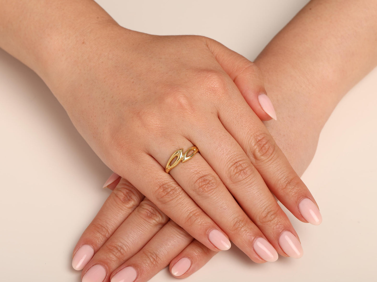 Solid 14K Gold Ring with Linked Chain Design, Chic, Modern, and Lightweight Jewelry for Daily Elegance, Minimalist Dainty Chain Design