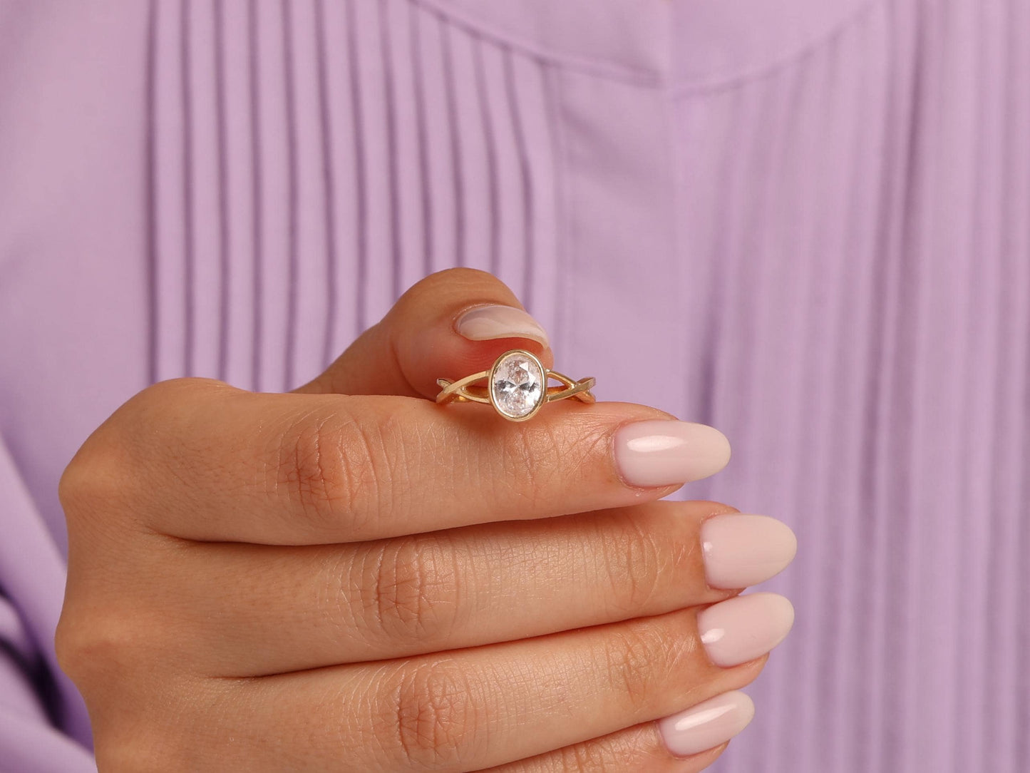 14K Gold Oval Diamond Ring – Twisted Bezel-Set Lab Grown Stone in Solid Gold, Elegant Modern Band for Everyday Wear and Meaningful Gifts