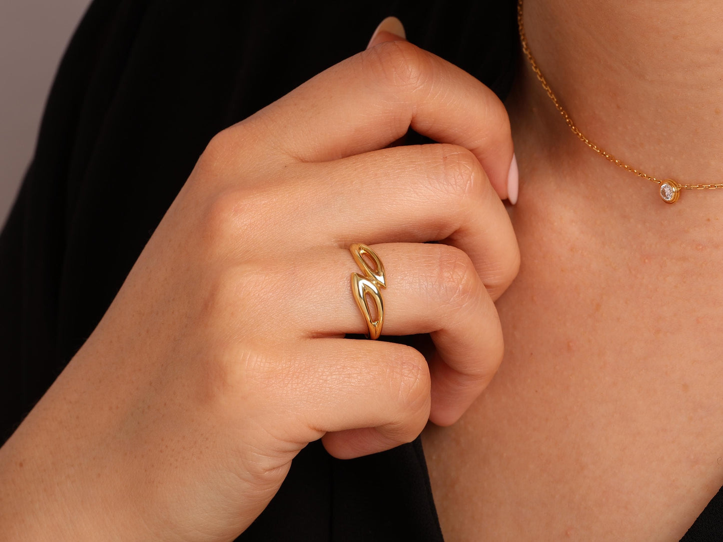 Solid 14K Gold Ring with Linked Chain Design, Chic, Modern, and Lightweight Jewelry for Daily Elegance, Minimalist Dainty Chain Design