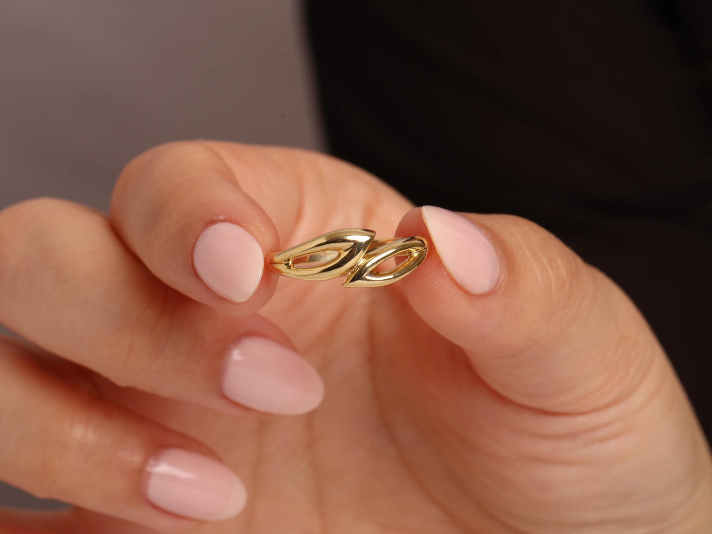 Solid 14K Gold Ring with Linked Chain Design, Chic, Modern, and Lightweight Jewelry for Daily Elegance, Minimalist Dainty Chain Design