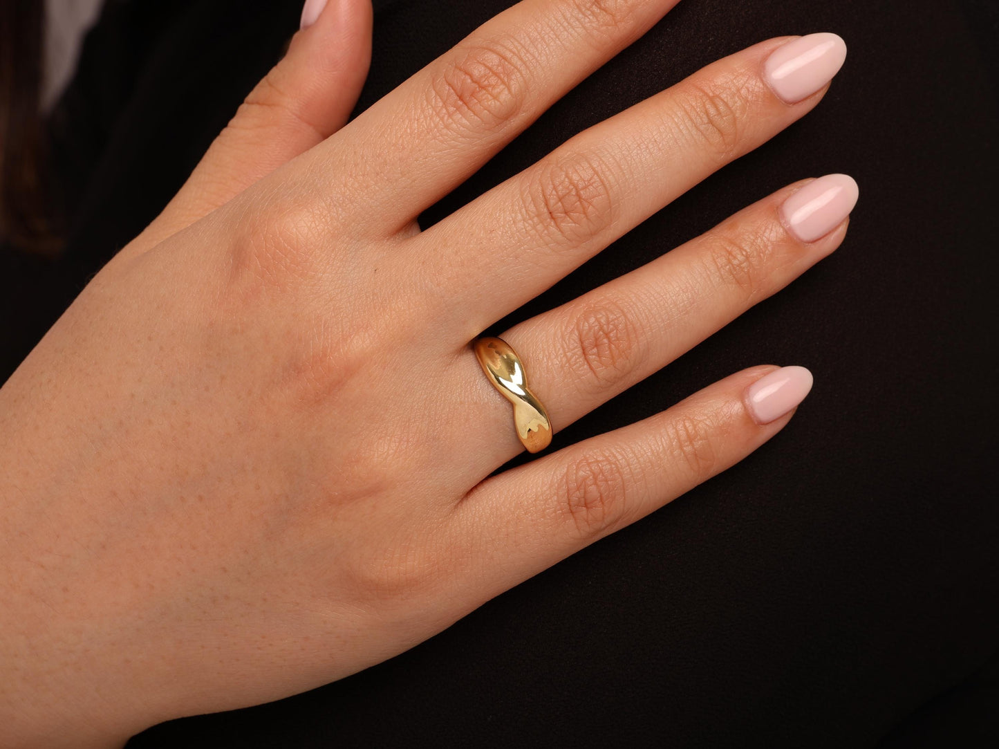 14K Gold Twist Ring – Minimalist Polished Band, Elegant and Comfortable Everyday Ring, Solid Gold Statement Jewelry, Modern Gold Gift Idea