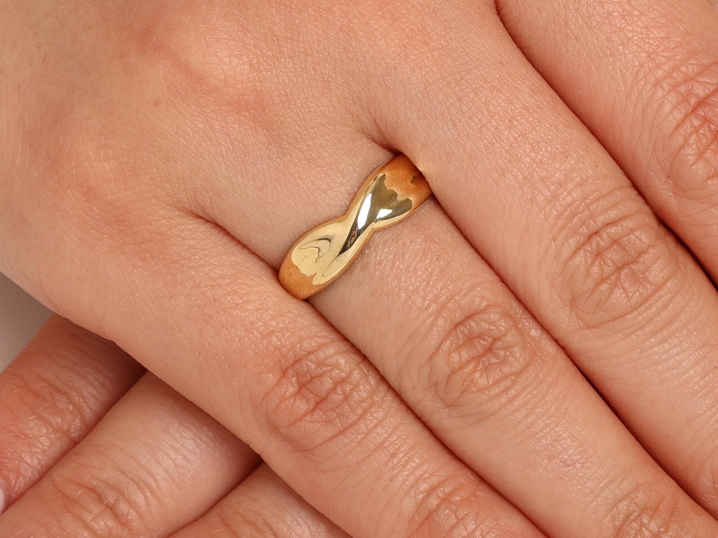 14K Gold Twist Ring – Minimalist Polished Band, Elegant and Comfortable Everyday Ring, Solid Gold Statement Jewelry, Modern Gold Gift Idea